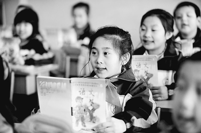  2011年3月，辽宁省沈阳市成立首个小学教育集团，致力于推动教育均衡发展。图为该集团小学的学生正在上课。